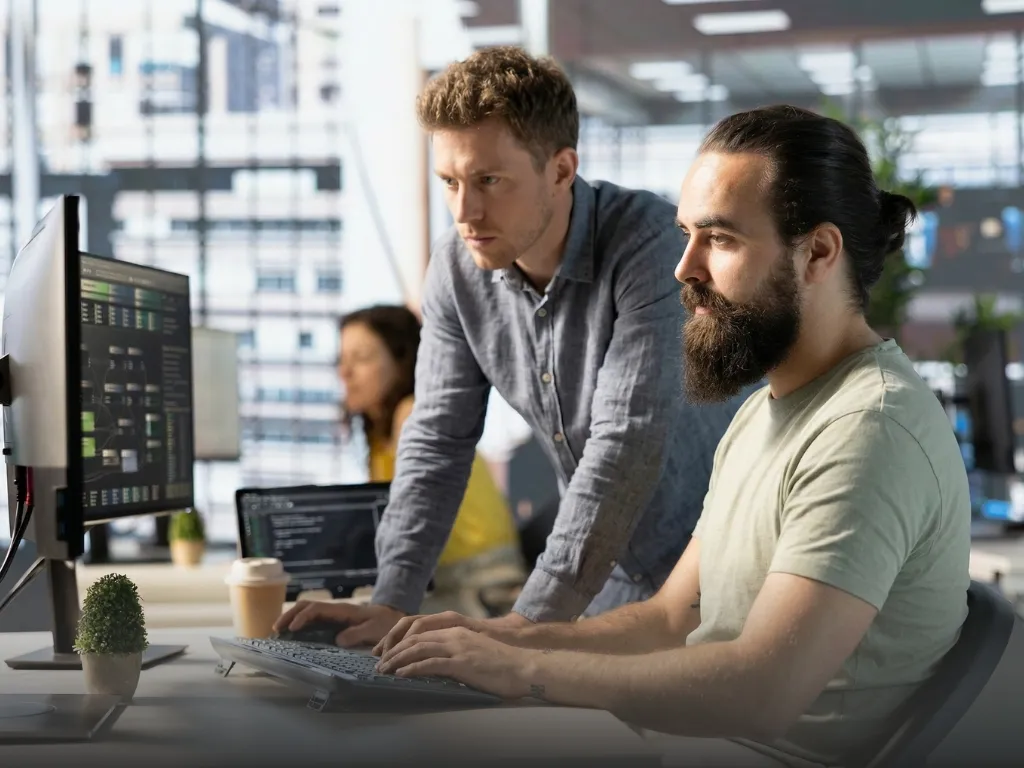 "personas trabajando en equipo en mesa"