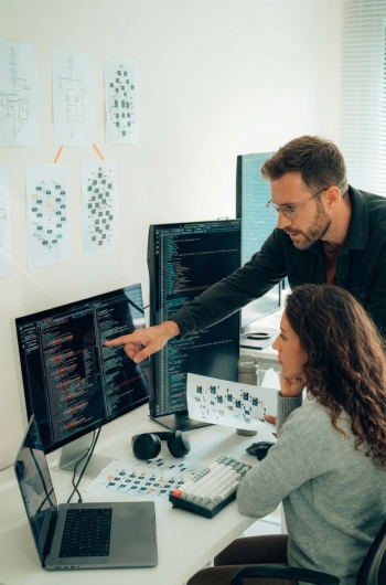 equipo colaborando en oficina moderna