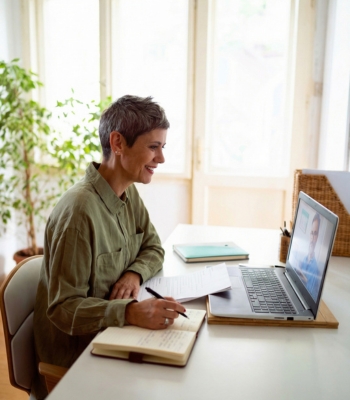 persona trabajando concentrada en portátil"