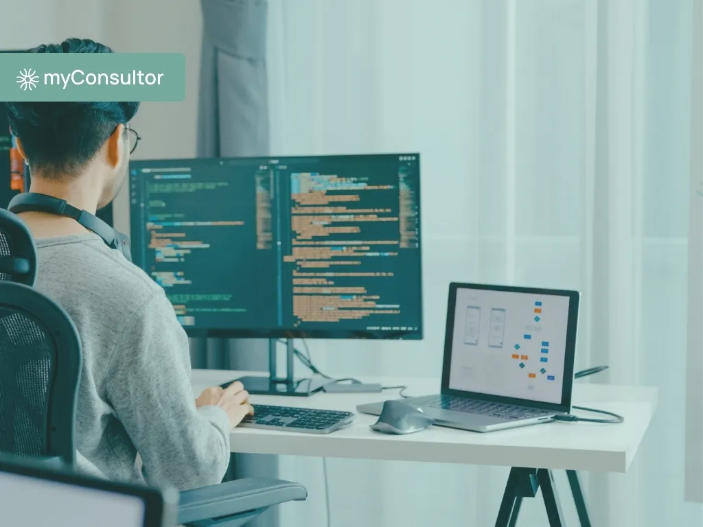 persona usando portátil en escritorio"